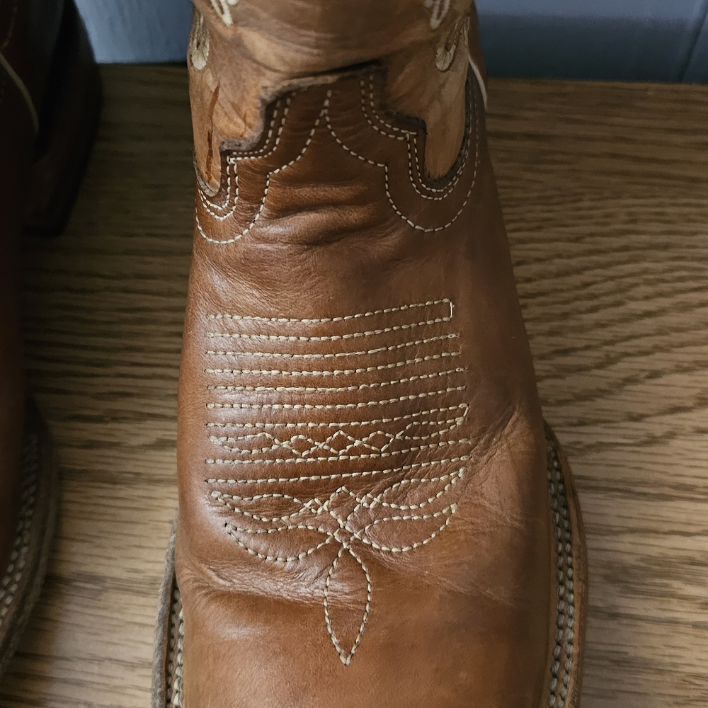 Woman. Boots - Picture 5 of 8